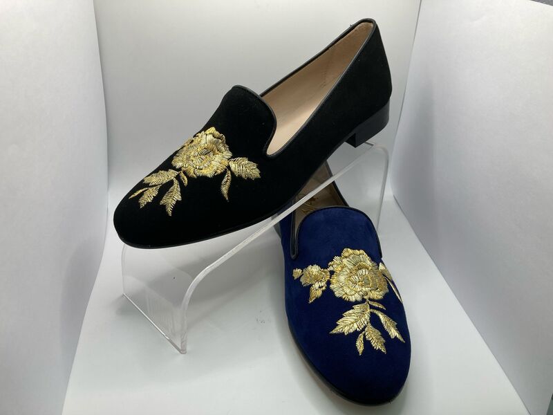 Model 290 low women's shoe in suede with hand-stitched flowers